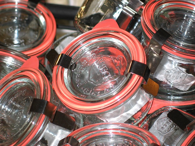 Mehrere Einmachgläser mit Gummiverschluss