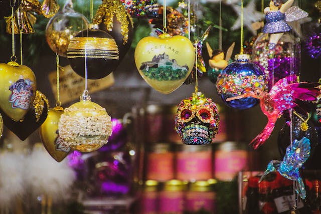 Bunte Christbaumkugeln an einem Weihnachtsmarktstand