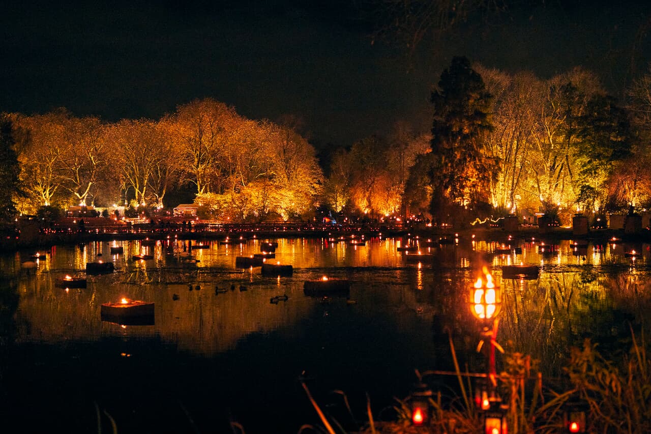 Der beleuchtete Fredenbaumpark in Dortmund