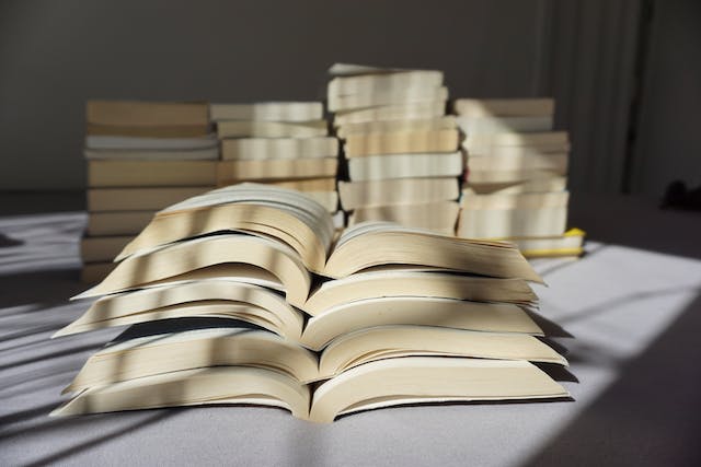Ein Stapel aufgeschlagener Bücher