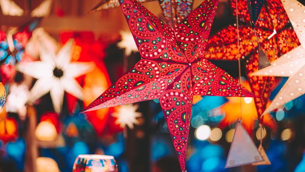 Weihnachtsstern auf einem Weihnachtsmarkt