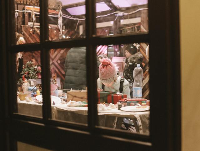 Ein Kind betrachtet einen Weihnachtsmarktstand 