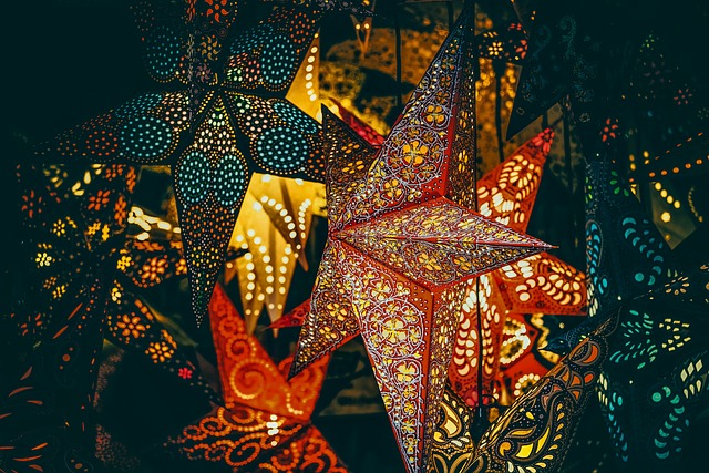 Gebastelte leuchtende Weihnachtssterne