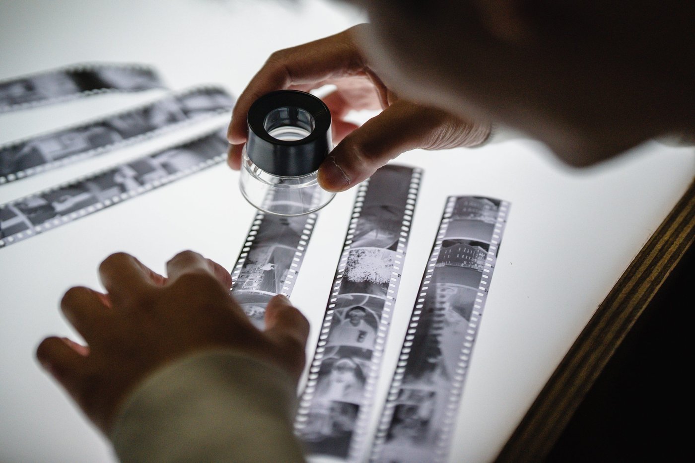 Filmnegative vor einem Belichtungstisch