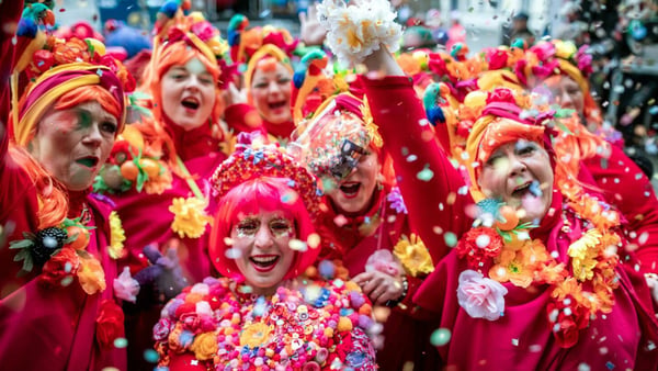 verkleidete menschen an karneval und weiberfastnacht