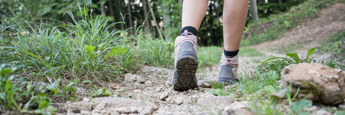 füße in einem wald beim wandern