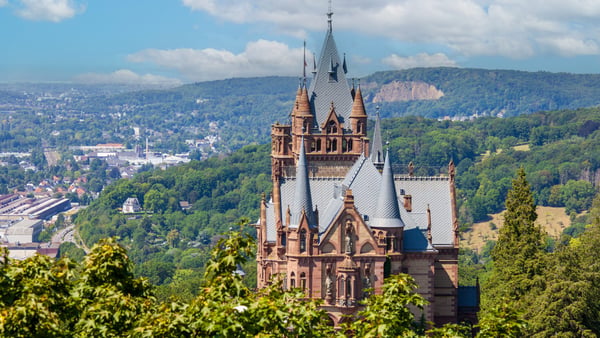 blick auf königswinter und die schloss drachenburg