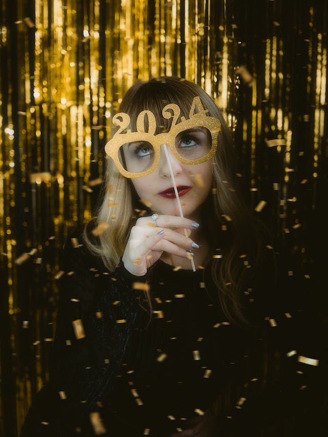 Frau mit einer Brille, geformt aus der Jahreszahl 2024