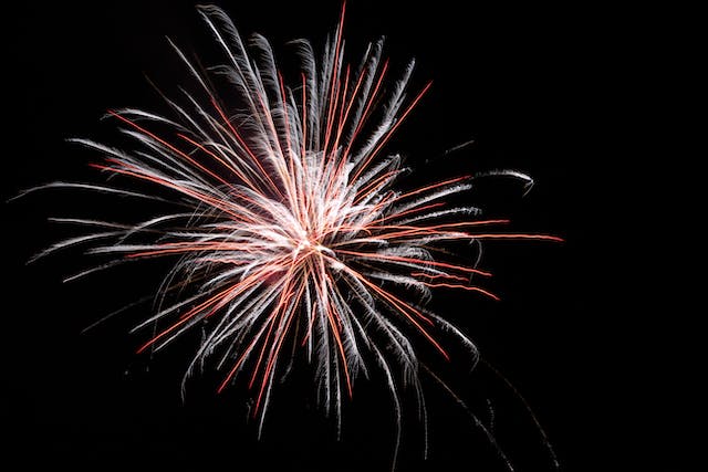Buntes Feuerwerk am Himmel