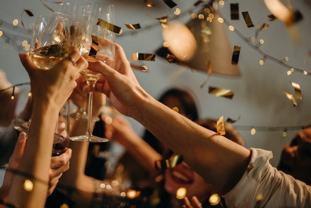 mehrere Gläser Sekt werden angestoßen