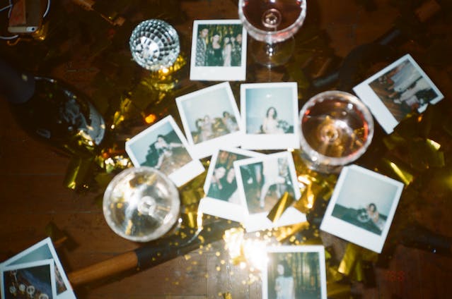 Polaroidfotos und Gläser auf einem Tisch