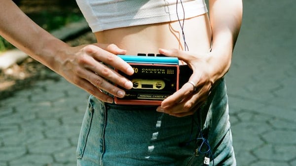 Frau, die per Walkmen Kassette hört