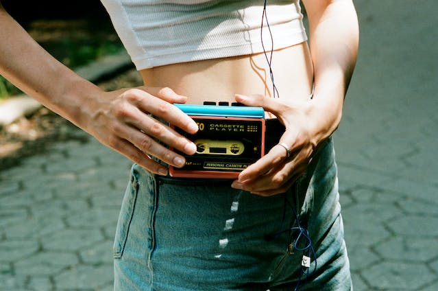 Frau, die per Walkmen Kassette hört