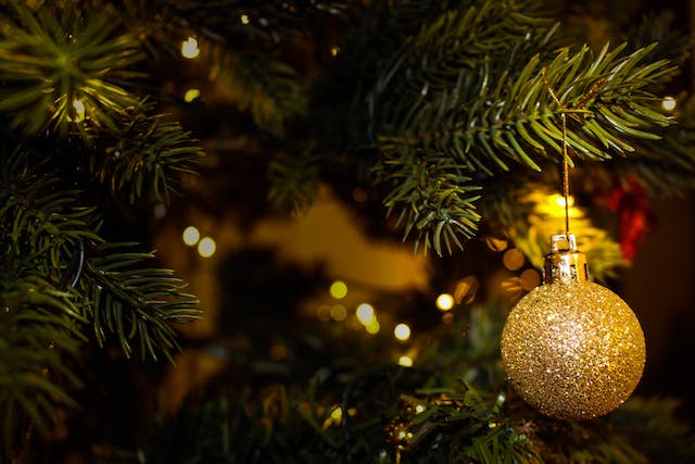 Weihnachtsbaum mit Kugeln