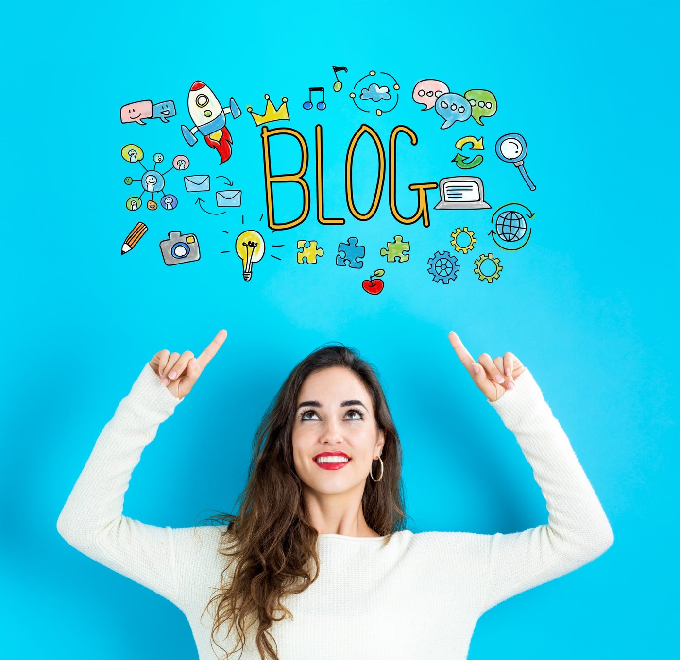 Blog mit junger Frau, die nach oben blickt,