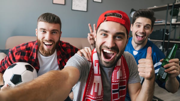 3 Männer machen ein Selfie