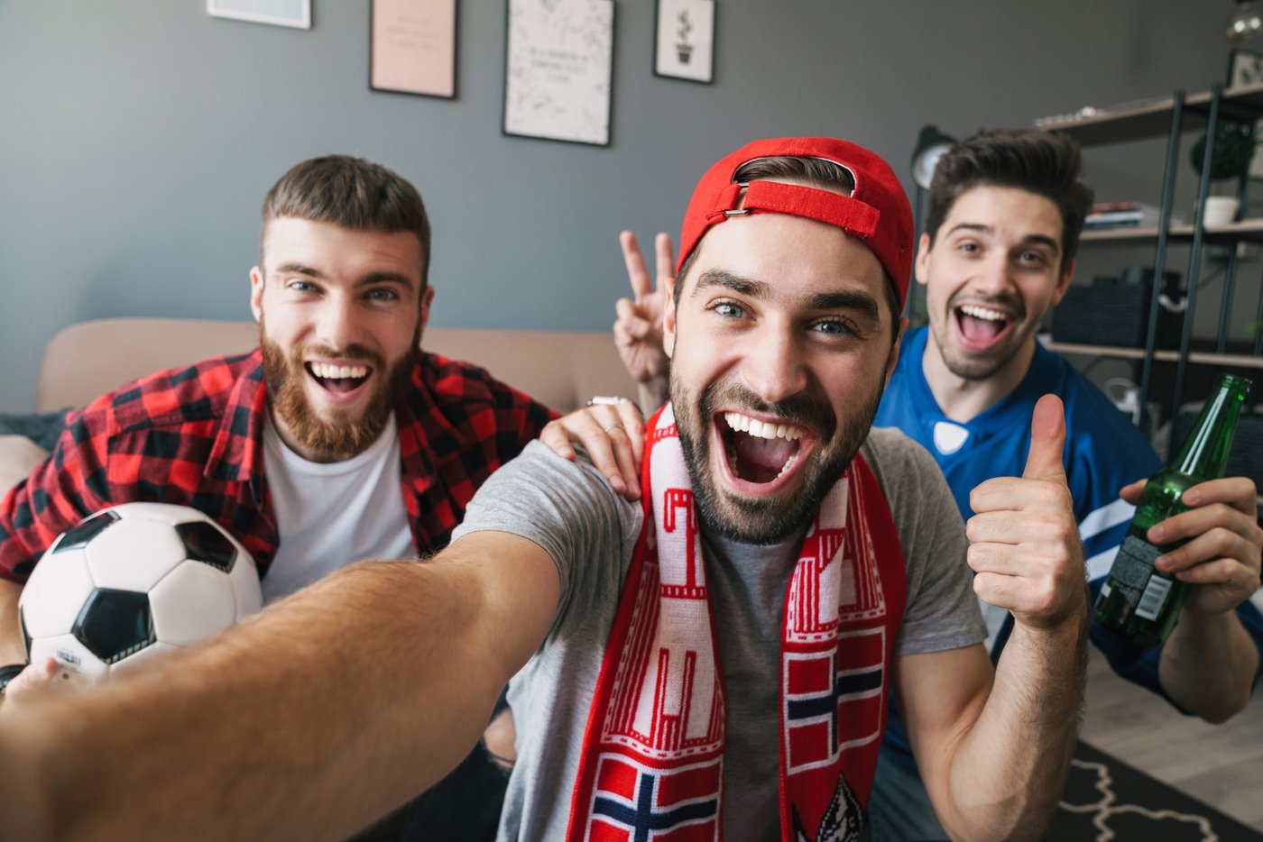 3 Männer machen ein Selfie