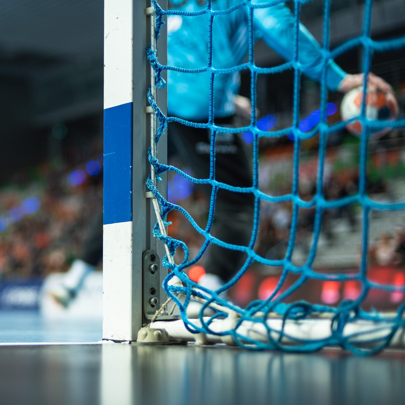 Handball-Detail: Handball-Tor mit Torwart und Ball.