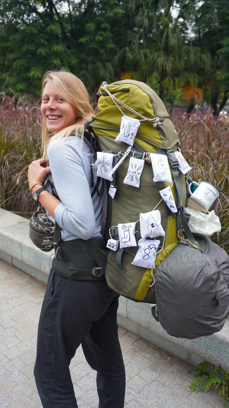 Laura voll bepackt.