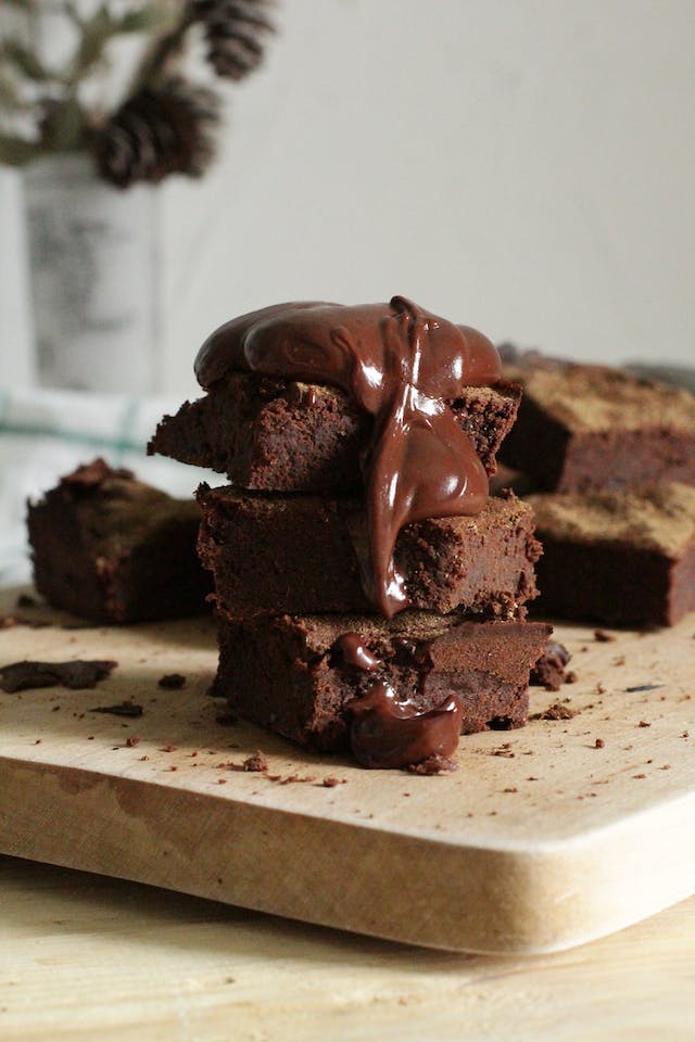 Mehrere Brownies übereinandergestapelt