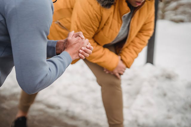 zwei Personen trainieren an der frischen Luft
