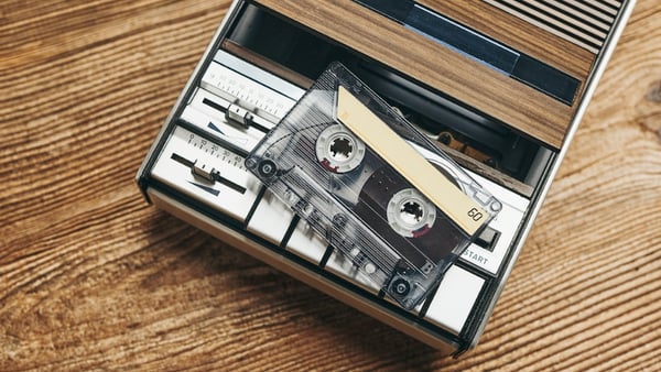 Eine Kassette liegt auf einem Kassettenrekorder