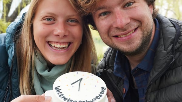 Laura und Christopher mit der Geburtstagstorte.