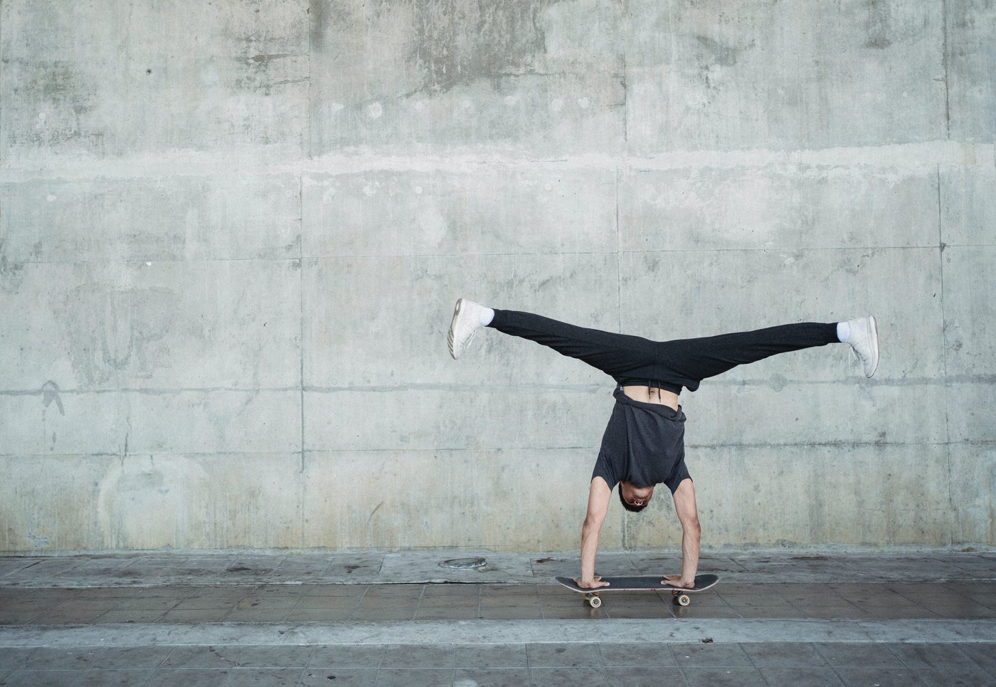 Skater macht einen Handstand auf dem Brett