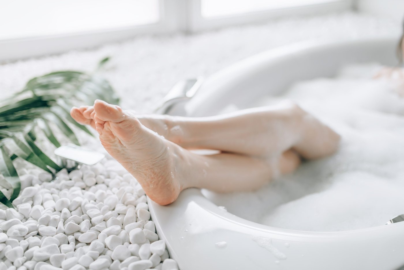 füße ragen aus einer badewanne heraus