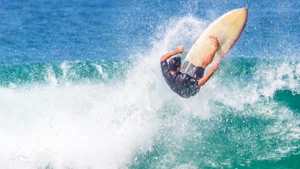 Surfer auf einer Welle