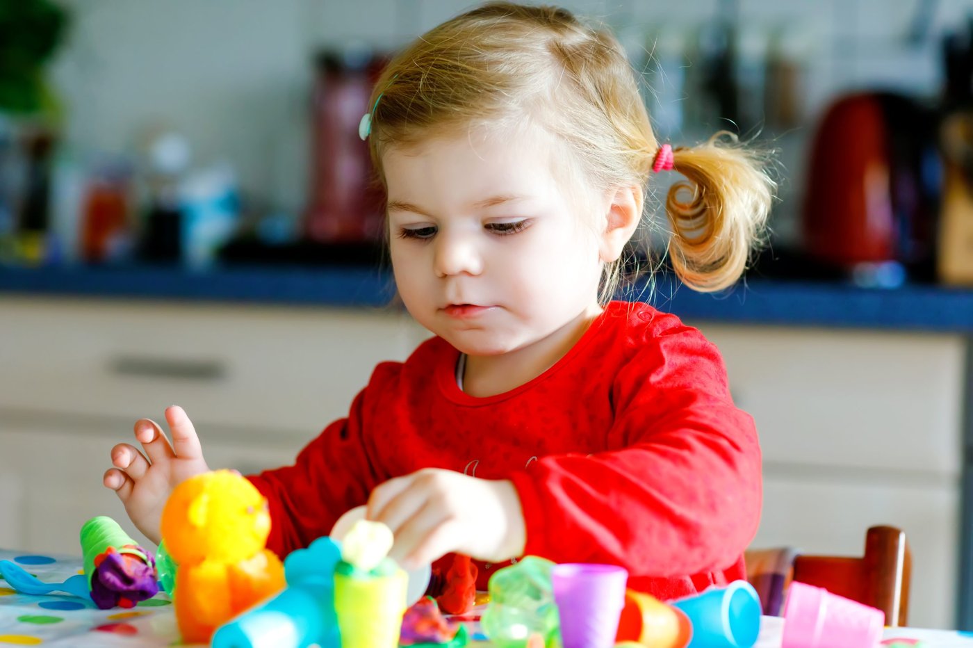 kind spielt mit knete