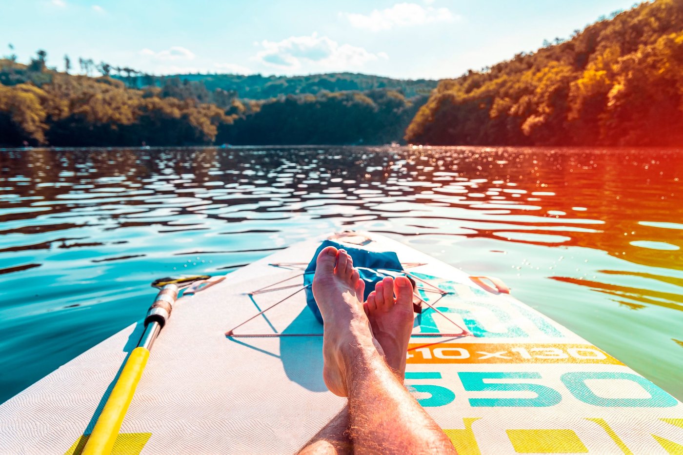 Füße auf einem SUP-Board