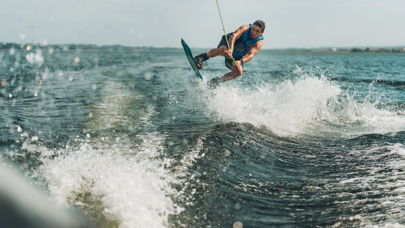 Mann beim Wakeboarden