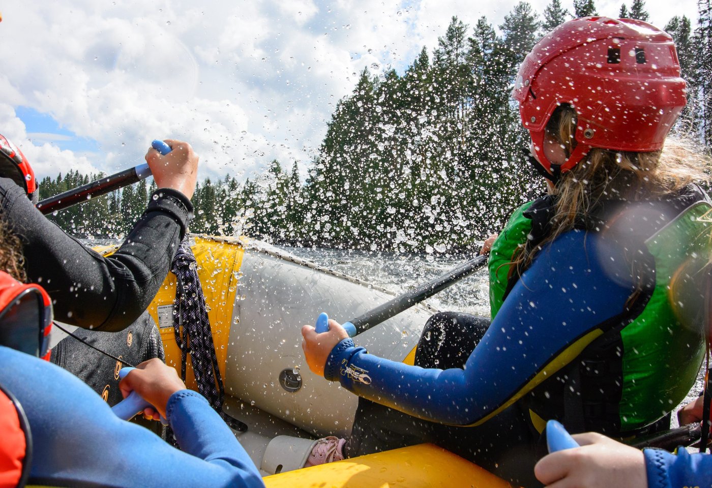 Frau beim Rafting auf einem Boot.