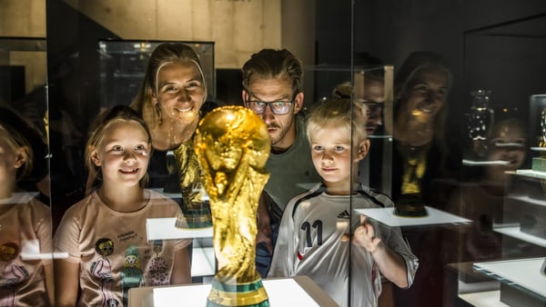 Familie betrachtet den Pokal der Fußball-WM 2014 im deutschen Fußball-Museum