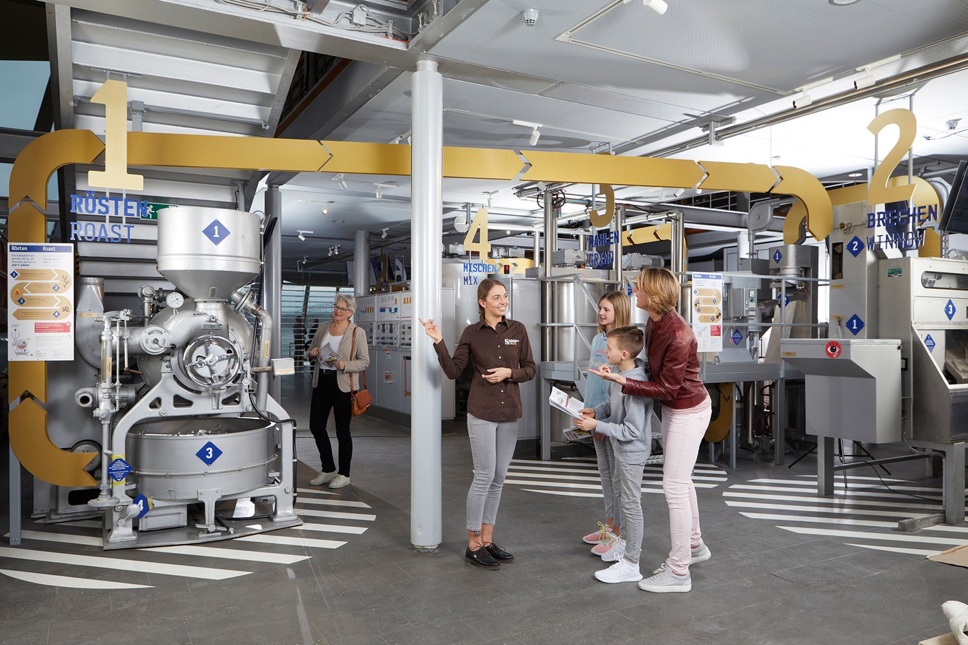 Besucher in der Schokoladenfabrik des Schokoladenmuseums Köln