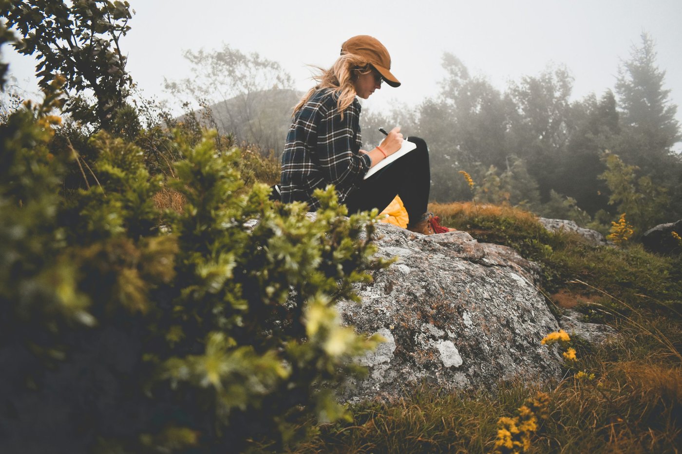 Frau beim Journaling in der Natur
