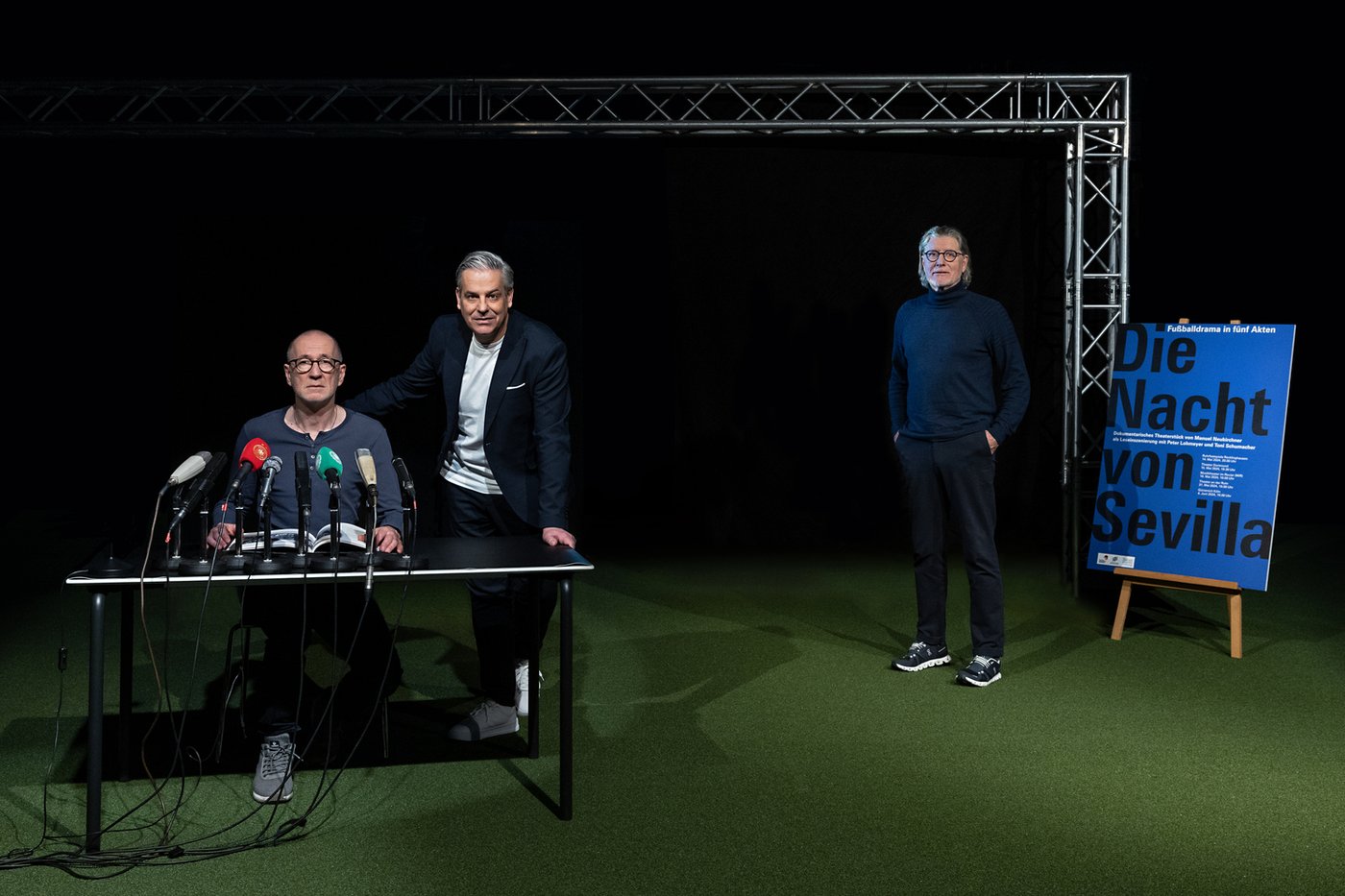 Peter Lohmeyer, Manuel Neukirchner und Toni Schumacher auf einer Bühne