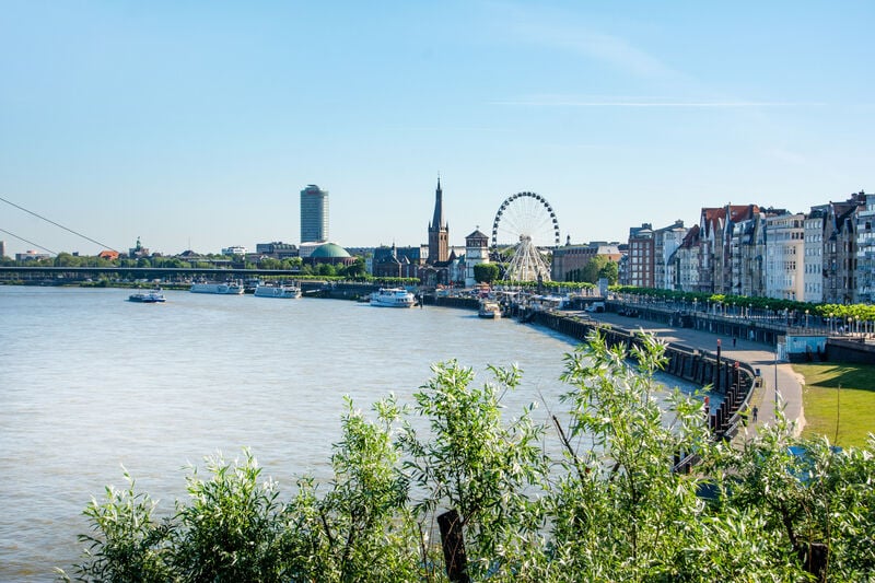 Das Rheinufer von Düsseldorf mit Riesenrad