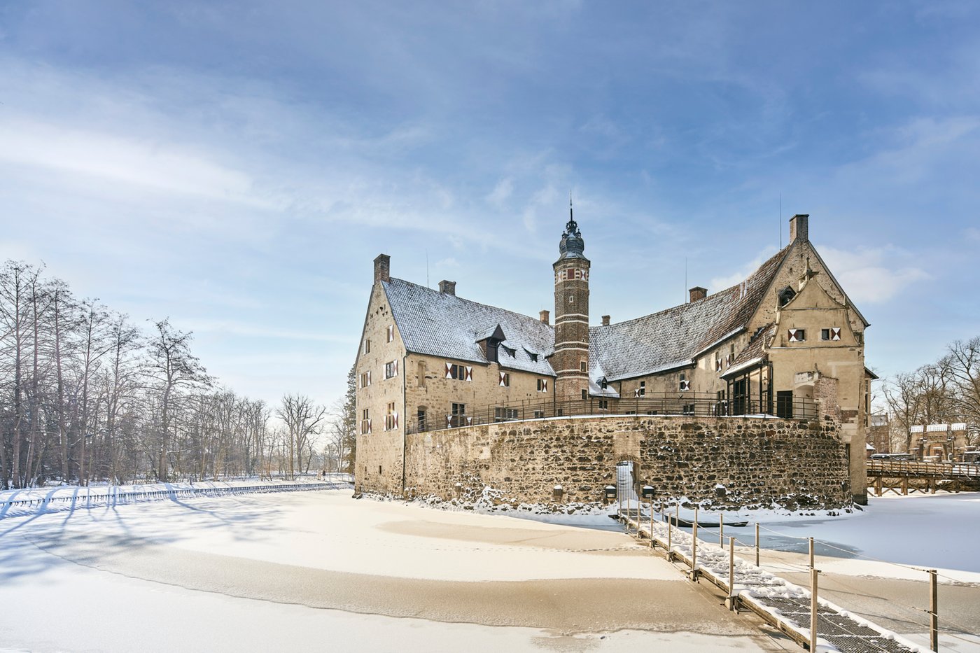 Ein seltener Anblick. Die Burg Vischering in Lüdinghausen ist von Eis und Schnee umgeben. Die wehrhaften Mauern der Wasserburg lassen die Ursprünge als Trutzburg gut erkennen.