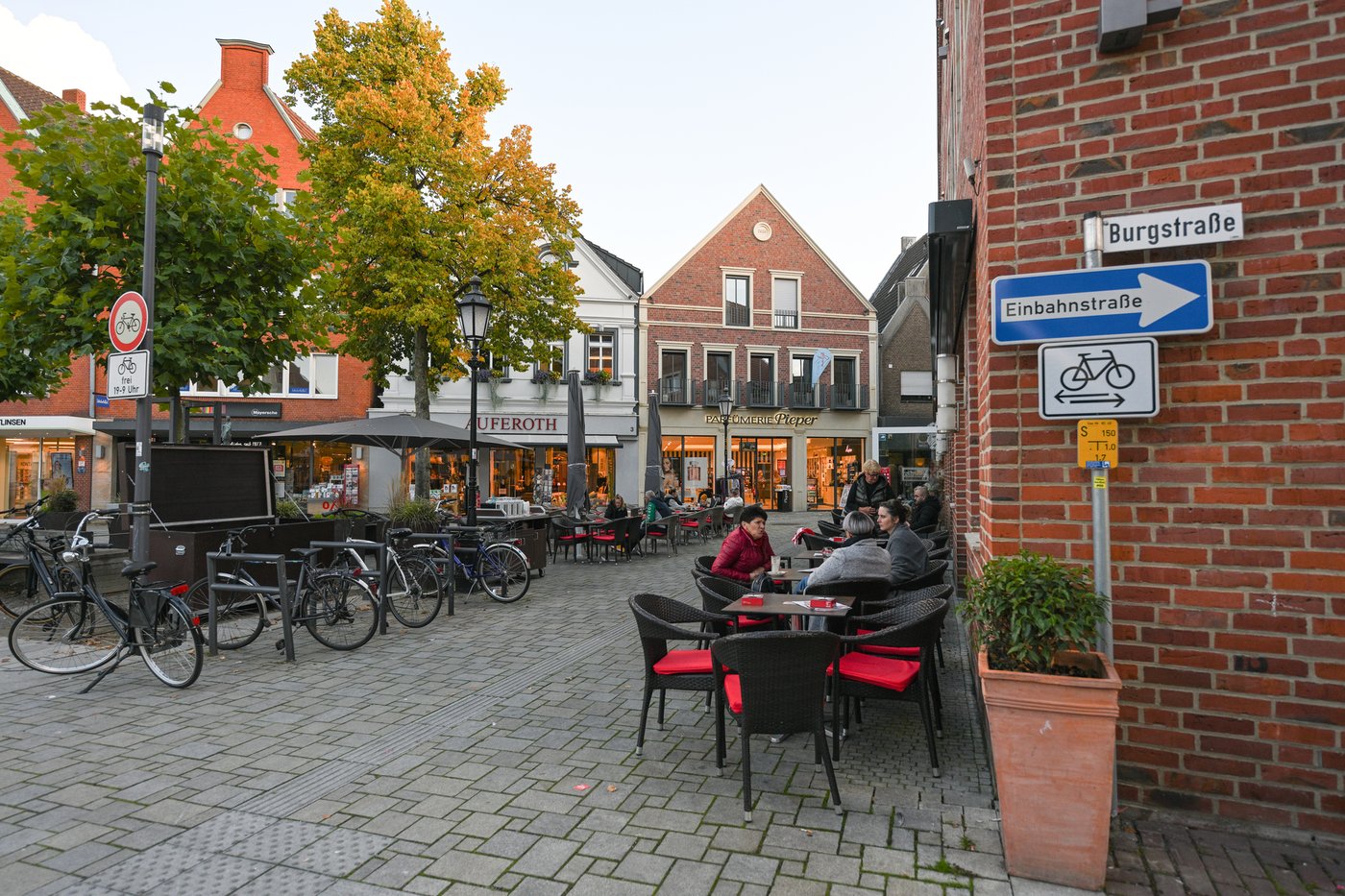 Die Geschichte Lüdingshausens reicht bis in das Jahr 800 zurück. Heute finden Einheimische und Besucher zahlreiche Geschäfte und Gastronomiebetriebe in der Innenstadt.