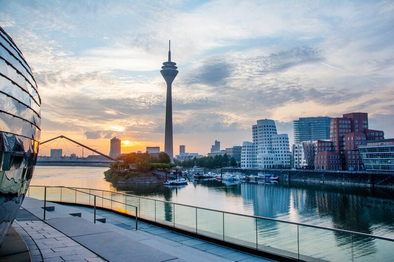 Blick auf den Düsseldorfer Medienhafen mit Rheinturm