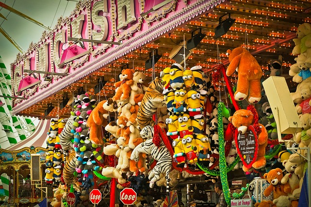 Losbude mit Stofftieren auf einer Kirmes