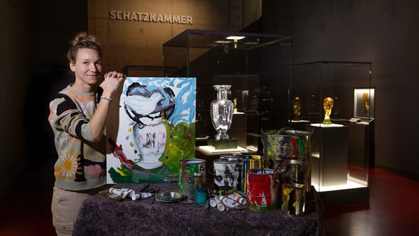 Europameisterin Josephine Henning mit einem ihrer Kunstwerke