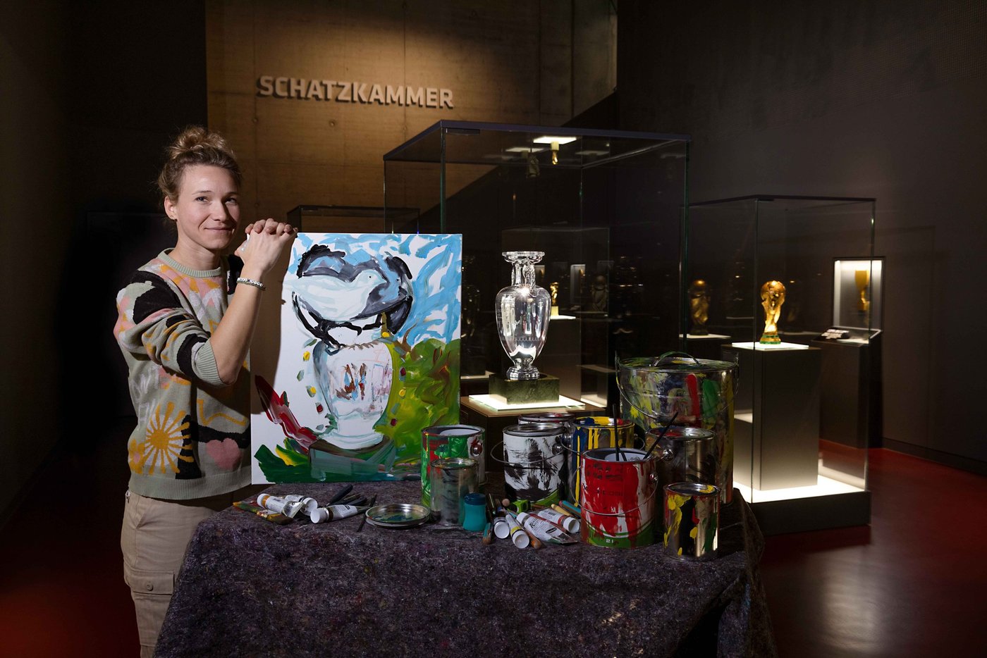 Europameisterin Josephine Henning mit einem ihrer Kunstwerke