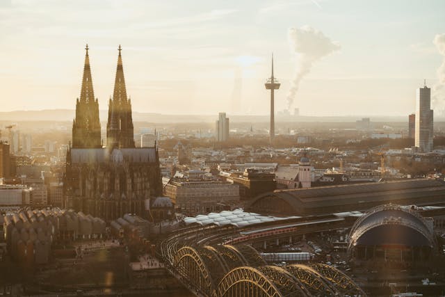 Blick auf die Kölner Skyline mit dem Kölner Dom