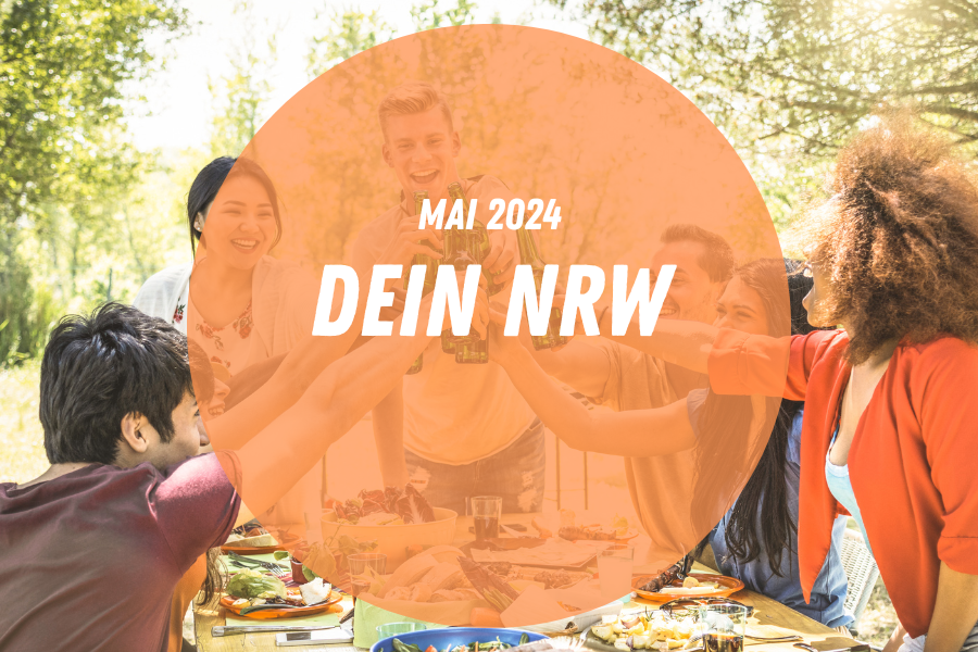 Eine Gruppe stößt im Biergarten miteinander an