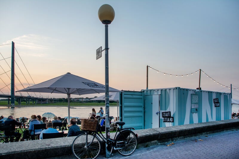 Blick vom Ufer auf den Rhein in Düsseldorf