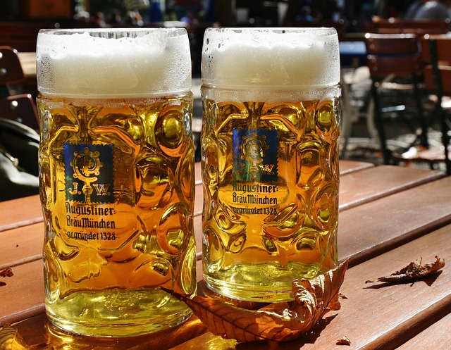 zwei Masskrüge Bier