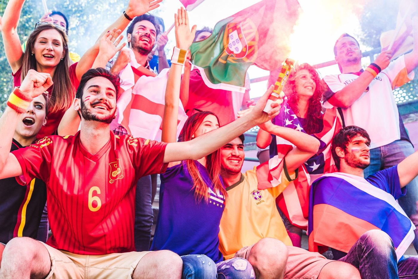 Fußball-Fans in Landesfarben mit Flaggen